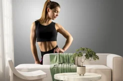 Fototapeta: Przydatności piękne kobiety stojącej