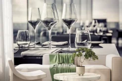 Fototapeta: Puste szklanki w restauracji