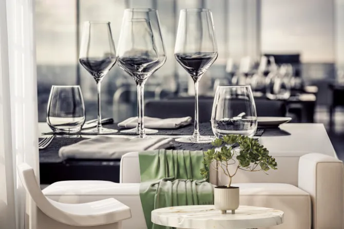 Fototapeta: Puste szklanki w restauracji