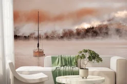 Fototapeta: Płynącą żaglówka na tle zamglonego lasy