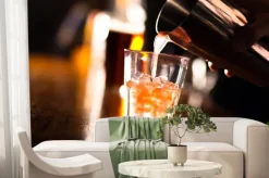 Fototapeta: Ręce barman leje napój do szklanki