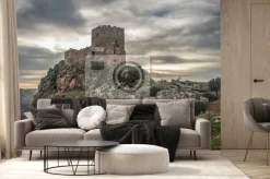 Fototapeta: Średniowieczny zamek na klifie w pochmurny dzień, algoso, vimioso,