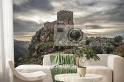 Fototapeta: Średniowieczny zamek na klifie w pochmurny dzień, algoso, vimioso,