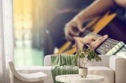 Fototapeta: Ręka człowieka na gitarze klasycznej