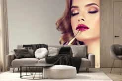 Fototapeta: Ręka mistrza makijaż, malując usta młodej pięknej modelu. makijaż