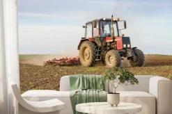 Fototapeta: Rolnik uprawiający ziemię orną przed wysiewu