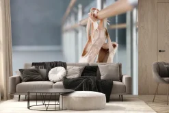 Fototapeta: Różowe pointy na drążku do ćwiczeń w sali baletowej