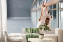 Fototapeta: Różowe pointy na drążku do ćwiczeń w sali baletowej