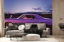 Fototapeta: Różowy klasyczny amerykański samochód z lat 70 z kobietą