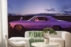 Fototapeta: Różowy klasyczny amerykański samochód z lat 70 z kobietą