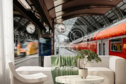 Fototapeta: Ruch kolejowy na stacji z wyświetlaczem zegara