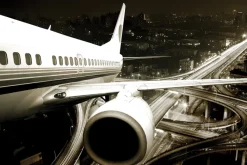 Fototapeta: Samolot na tle krajobrazu miasta nocą