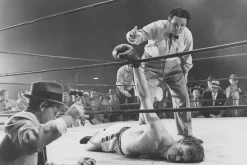 Fototapeta: Sędzia liczący mężczyznę boksera