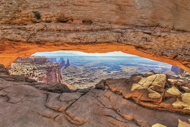 Fototapeta: Skaliste klify z widokiem na pustynie