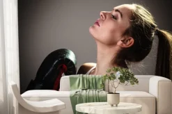 Fototapeta: Sport bokser kobieta w czarnym rękawice bokserskie