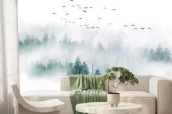 Fototapeta: Stado ptaków nad mglistym lasem