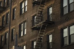 Fototapeta: Stara kamienica z zewnętrznymi schodami