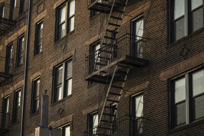 Fototapeta: Stara kamienica z zewnętrznymi schodami