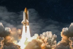 Fototapeta: Start statku kosmicznego nocą wśród chmur