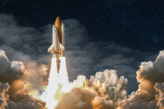 Fototapeta: Start statku kosmicznego nocą wśród chmur