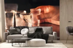 Fototapeta: Strzał kieliszek wódki w ręce na drewnianym stole.