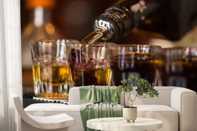 Fototapeta: Strzały z whisky i liqquor w koktajl barze