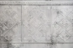 Fototapeta: Surowa szara ściana ze zdobieniami