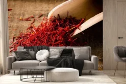 Fototapeta: Szafranowe nici z łopatką przypraw na drewnianym tle