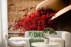 Fototapeta: Szafranowe nici z łopatką przypraw na drewnianym tle