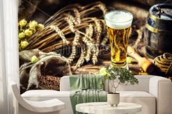 Fototapeta: Szklanka świeżego zimnego piwa w rustykalnym otoczeniu