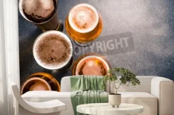 Fototapeta: Szklanki piwa na ciemnym stole