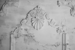 Fototapeta: Sztukateria na pękającym szarym betonie