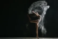 Fototapeta: Tańcząca baletnica na czarnym tle