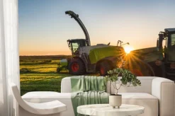 Fototapeta: Traktor na polu z maszynami rolniczymi