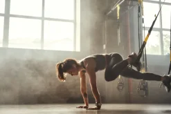 Fototapeta: Trening kobiety z pasami trx