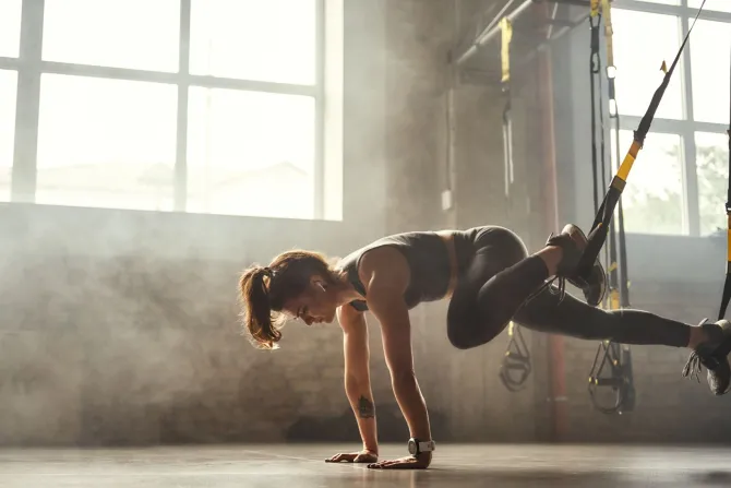Fototapeta: Trening kobiety z pasami trx