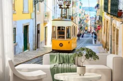 Fototapeta: Żółty tramwaj na ulicy lizbony