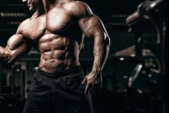 Fototapeta: Umięśniony kulturysta trenuje na siłowni