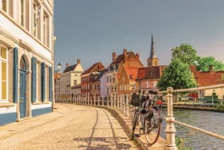 Fototapeta: Urokliwe miasteczko przy nabrzeżu kanału wodnego