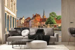 Fototapeta: Urokliwe miasteczko przy nabrzeżu kanału wodnego