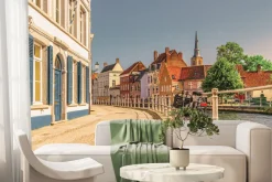 Fototapeta: Urokliwe miasteczko przy nabrzeżu kanału wodnego