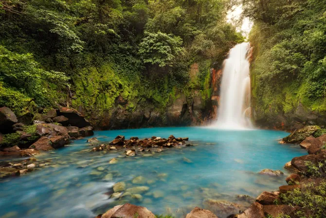 Fototapeta: Volcan tenorio waterfall in the jungle in costa rica