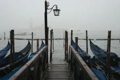 Fototapeta: Wenecje gondole spowite gęstą mgłą