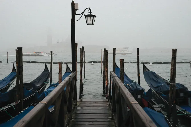 Fototapeta: Wenecje gondole spowite gęstą mgłą