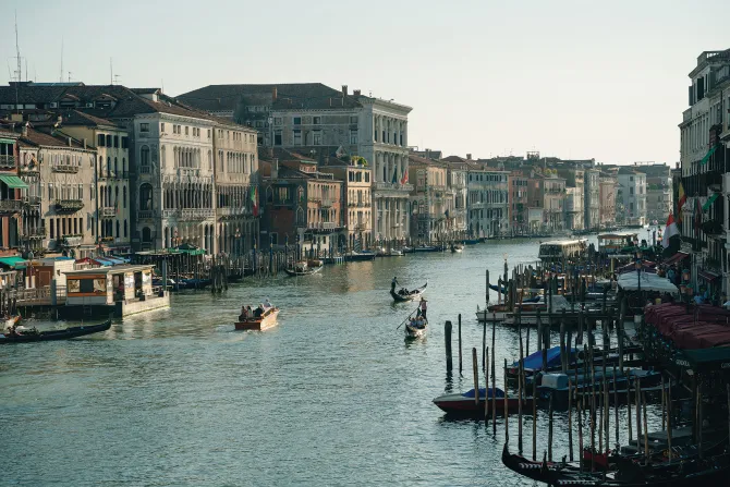 Fototapeta: Wenecki kanał otoczony kamiennymi budynkami