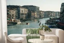 Fototapeta: Wenecki kanał otoczony kamiennymi budynkami