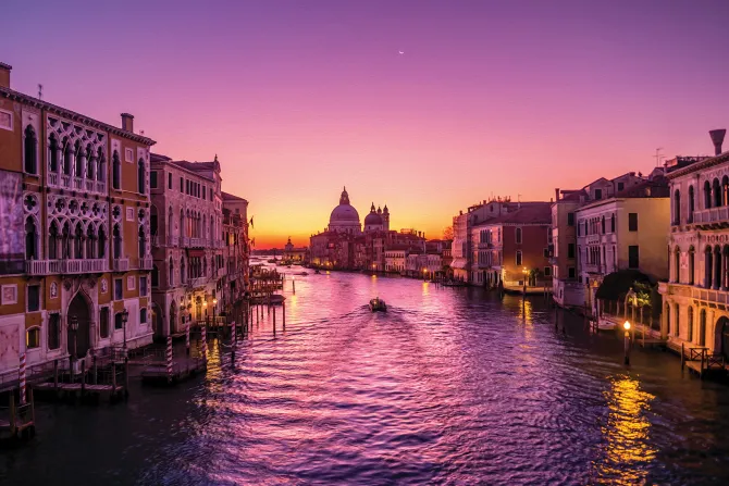 Fototapeta: Wenecki kanał wodny przy zachodzie słońca