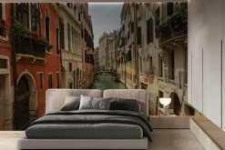 Fototapeta: Wenecki kanał wodny wśród kamienic