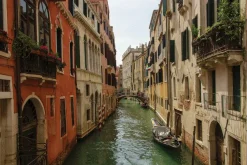 Fototapeta: Wenecki kanał wodny wśród kamienic