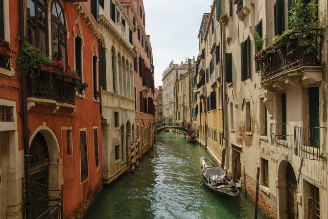 Fototapeta: Wenecki kanał wodny wśród kamienic